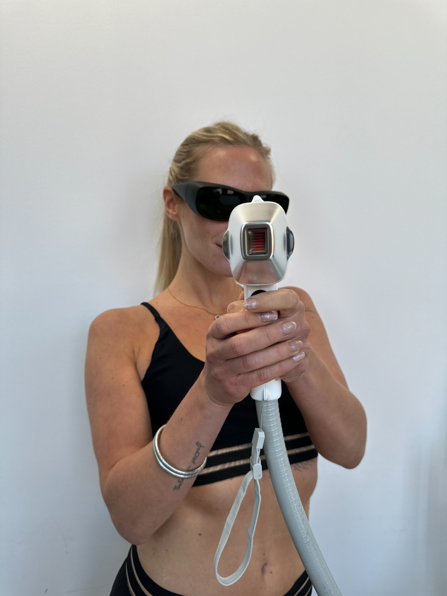 Esthéticienne diplômée avec le laser Ténor Smart en institut